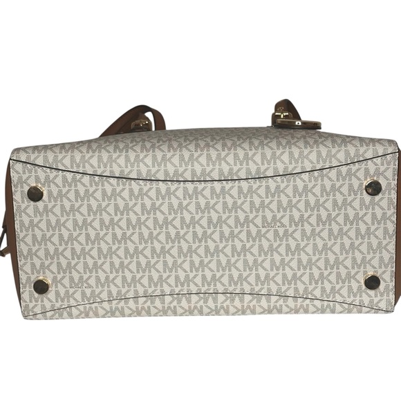 Michael Kors Voyager Medium Tote Bag in Vanilla & Acorn Tablet Pocket Zipper Top - Picture 5 of 10